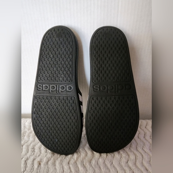 Adidas Slide-on Slippers, Kids Black and White ADIDAS Sandals, Size 3 - Picture 4 of 6